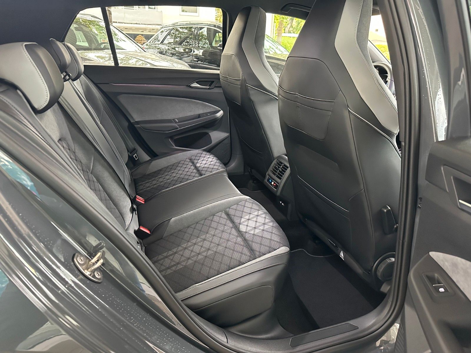 Volkswagen Golf VIII 1.5 eTSI OPF DSG R-Line - Samsaru's Car Outlet
