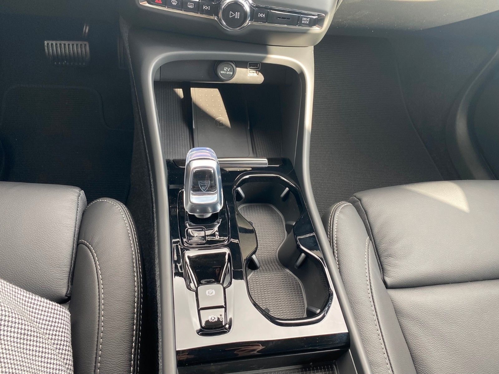 Volvo XC40 T5 Plus Dark Recharge Plug-In Hybrid 2WD