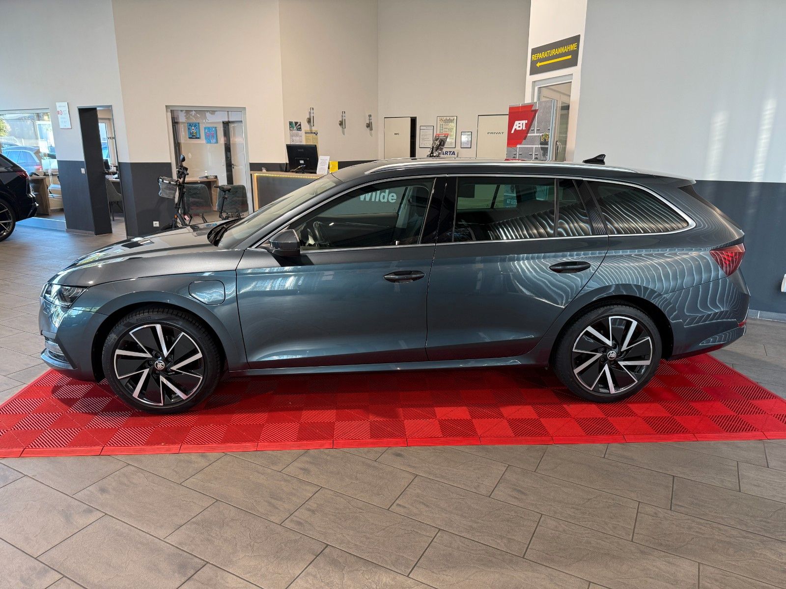 Skoda Octavia Combi First Edition iV - Samsaru's Car Outlet
