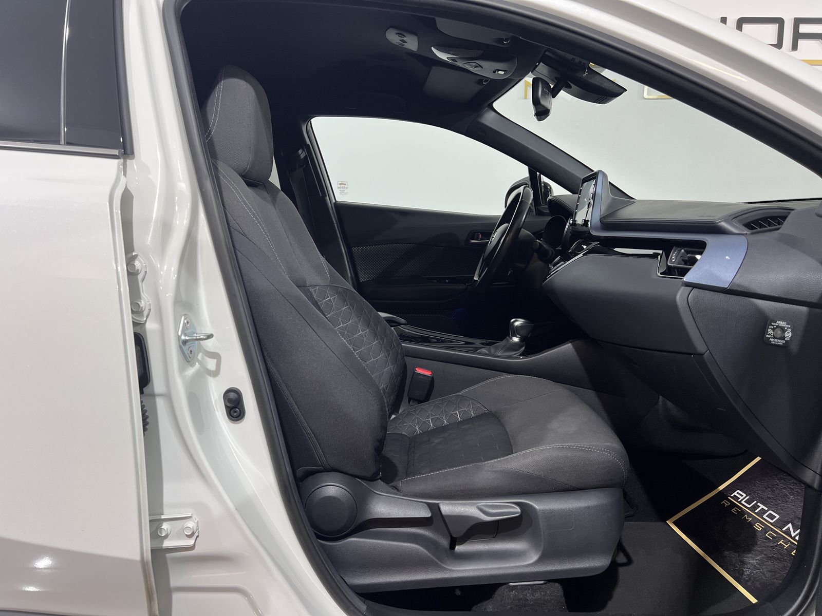 Toyota C-HR 2.0 Hybrid Team - Samsaru's Car Outlet