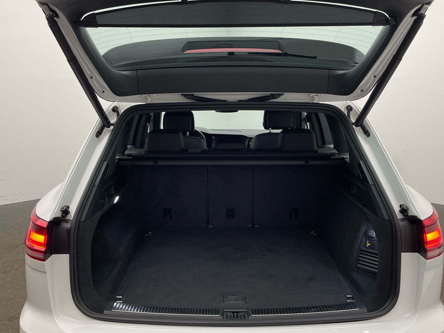 Volkswagen Touareg R-Line 3.0TDI V6 4Motion - Samsaru's Car Outlet
