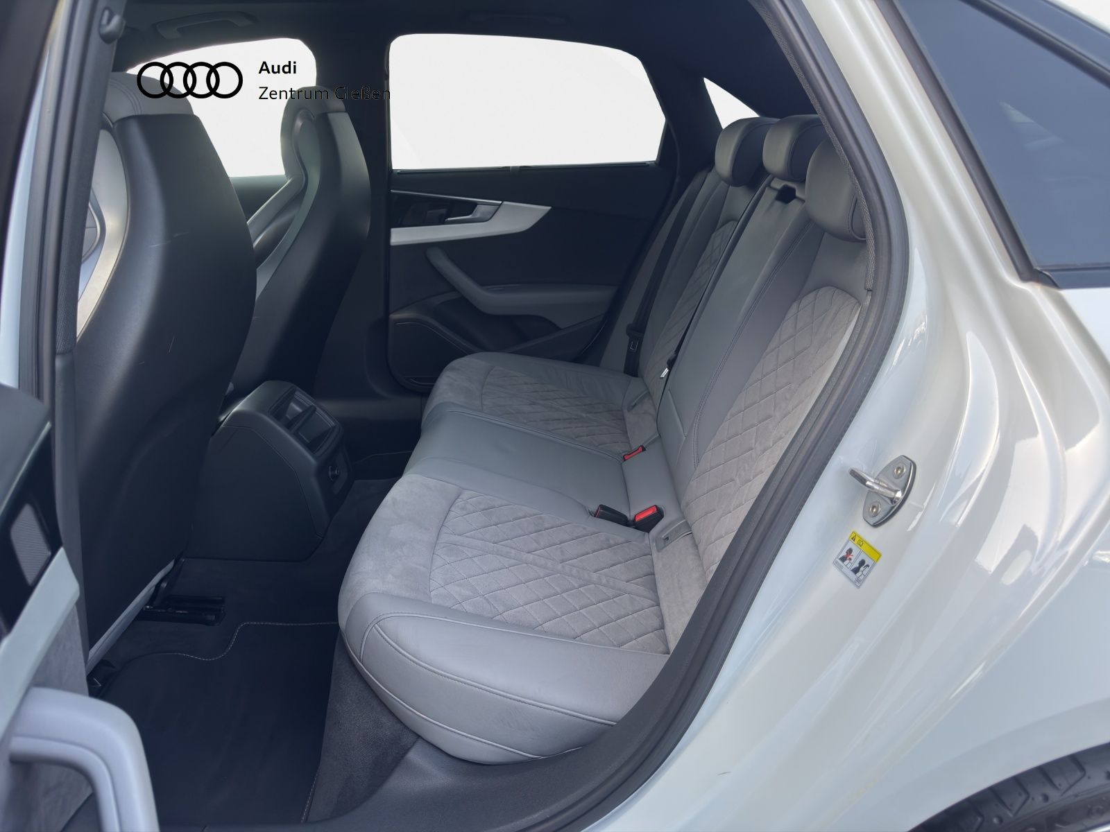Audi A4 Limousine 40 TDI quattro S line competition B