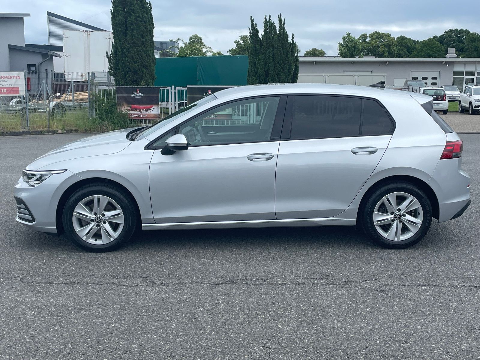 Volkswagen Golf VIII 1.5 TSI Lim. Life - Samsaru's Car Outlet