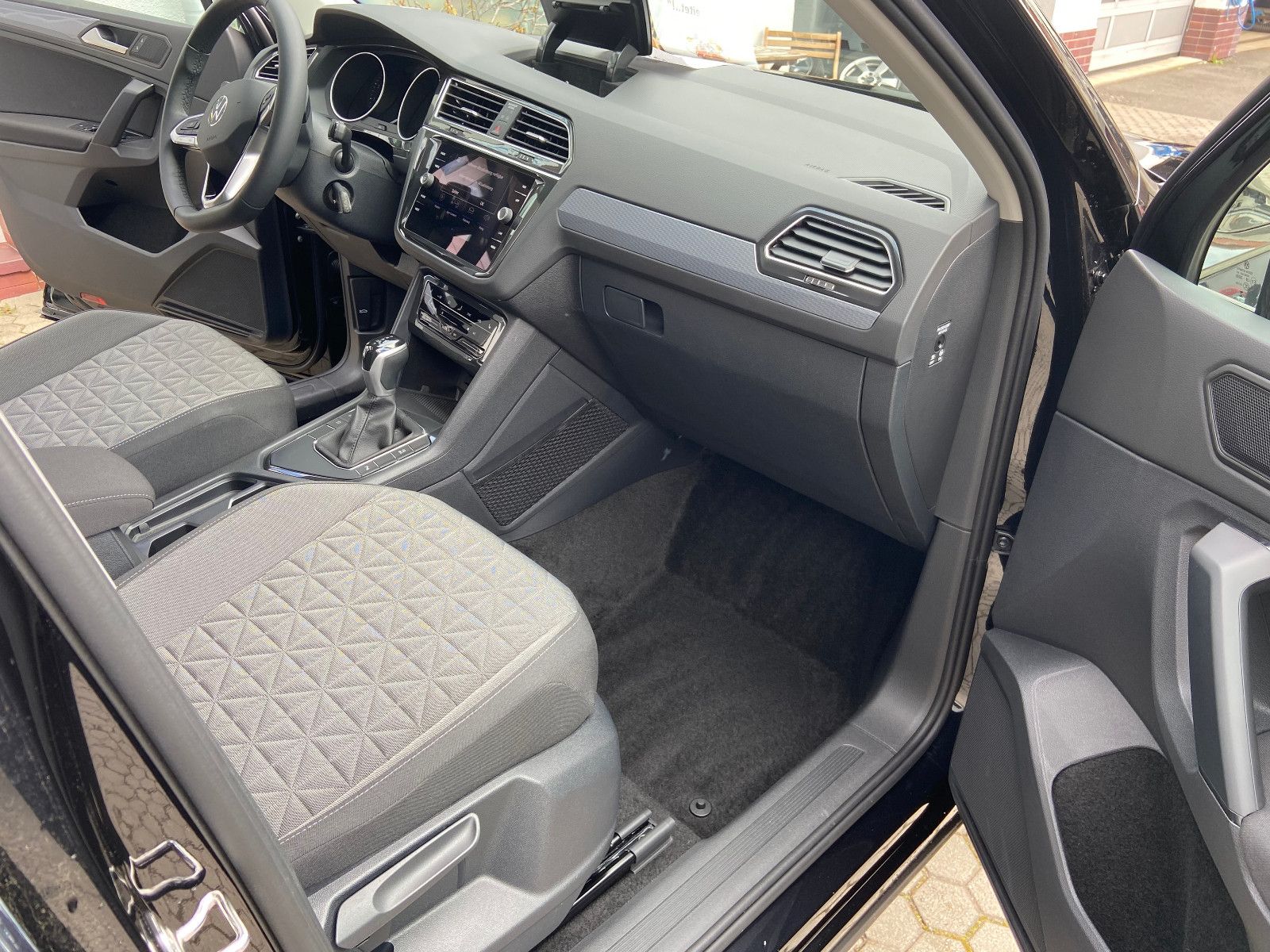 Volkswagen Tiguan Life - Samsaru's Car Outlet
