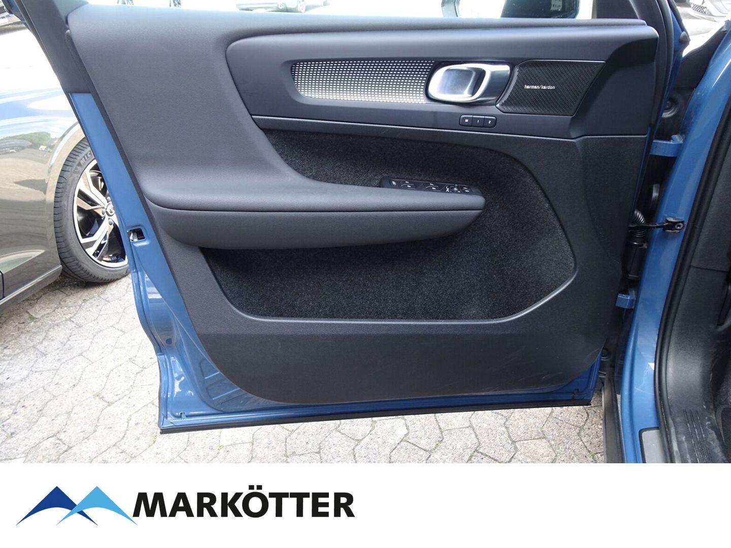 Volvo XC40 B3 Plus Dark - Samsaru's Car Outlet