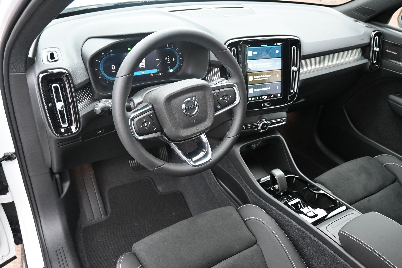 Volvo XC40 B3 DKG Plus Dark*FSHZG*H&K*BLIS*ACC*AHK