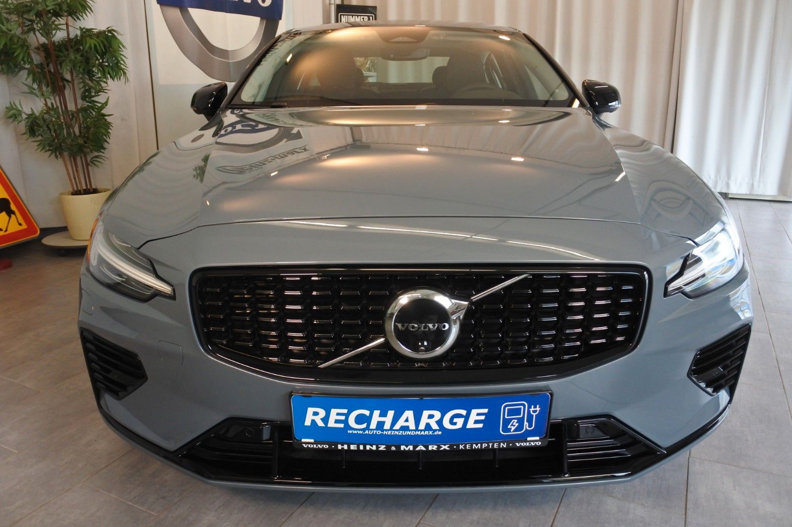 Volvo S60 T8 Ultimate Dark Recharge Plug-In Hybrid AWD