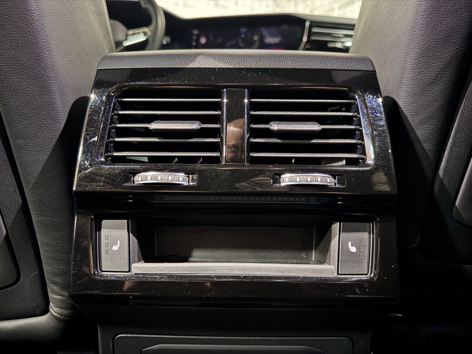 Volkswagen Touareg 3.0 TDI R-Line 4Motion - Samsaru's Car Outlet