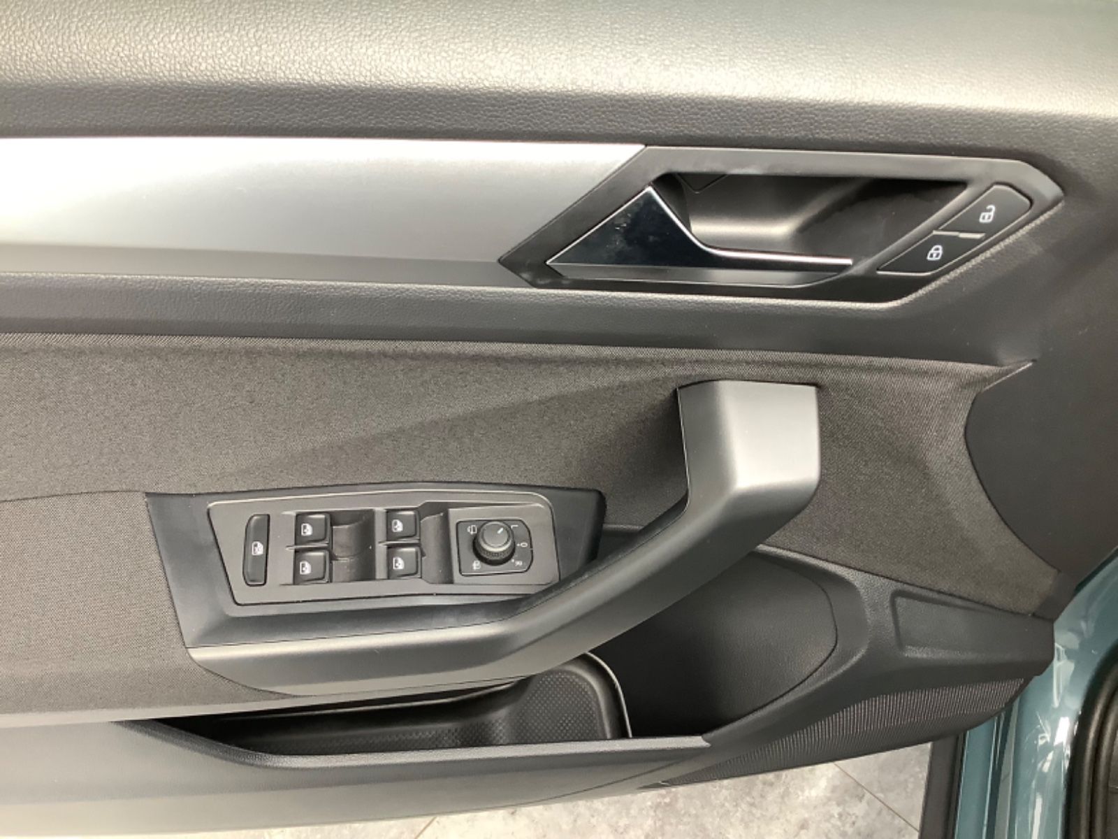 Volkswagen T-Roc Life DSG - Samsaru's Car Outlet