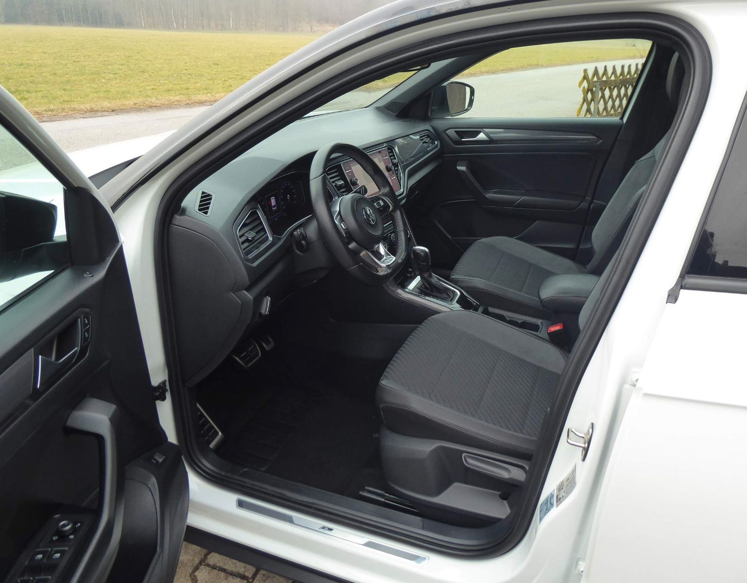 Volkswagen T-Roc Sport R-LINE - Samsaru's Car Outlet