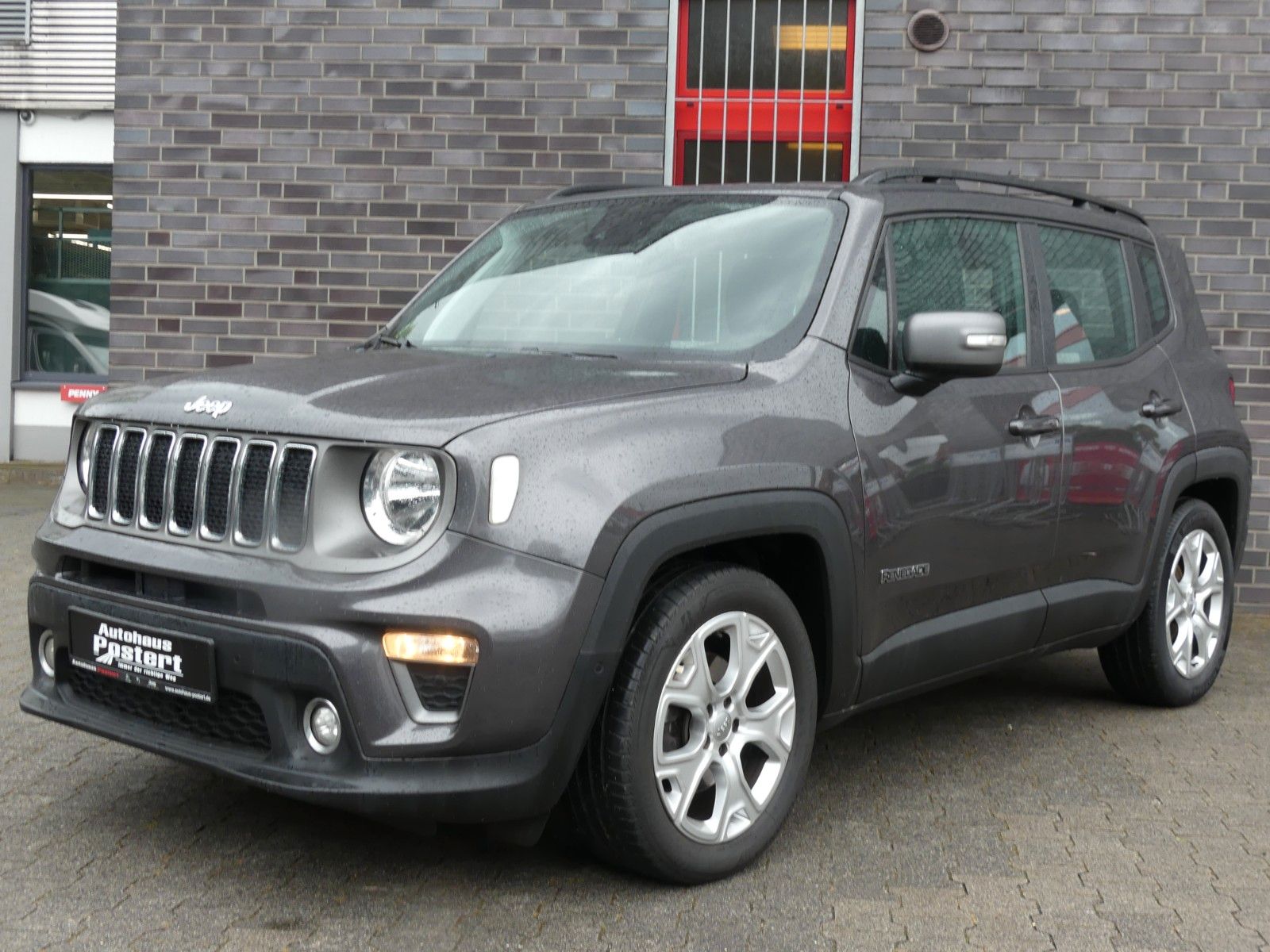 Jeep Renegade Limited FWD - Samsaru's Car Outlet