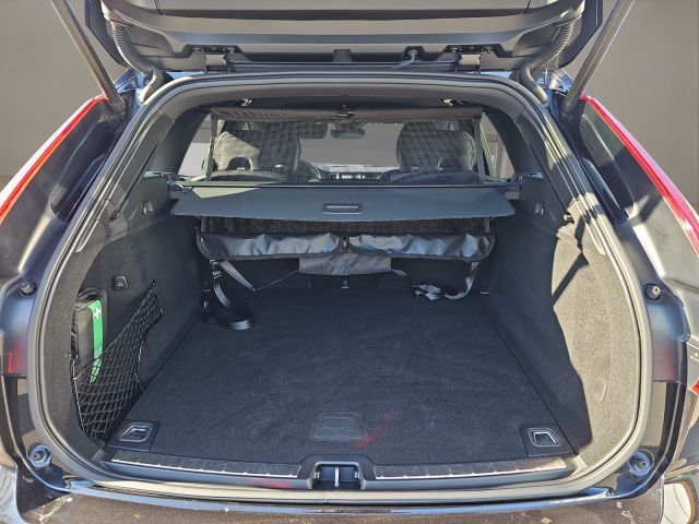 Volvo XC60 B5 B AWD Plus Dark - Samsaru's Car Outlet