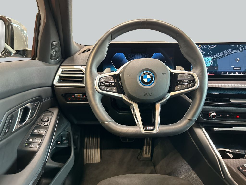 BMW 330e Touring xDrive Aut. M-Paket LED Pano AHK H&