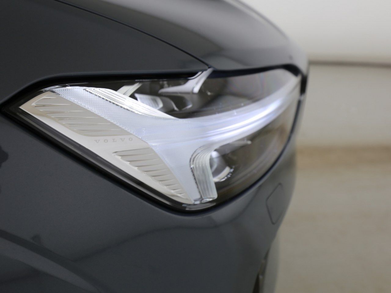 Volvo XC60 B4 Plus Dark 2WD - Samsaru's Car Outlet