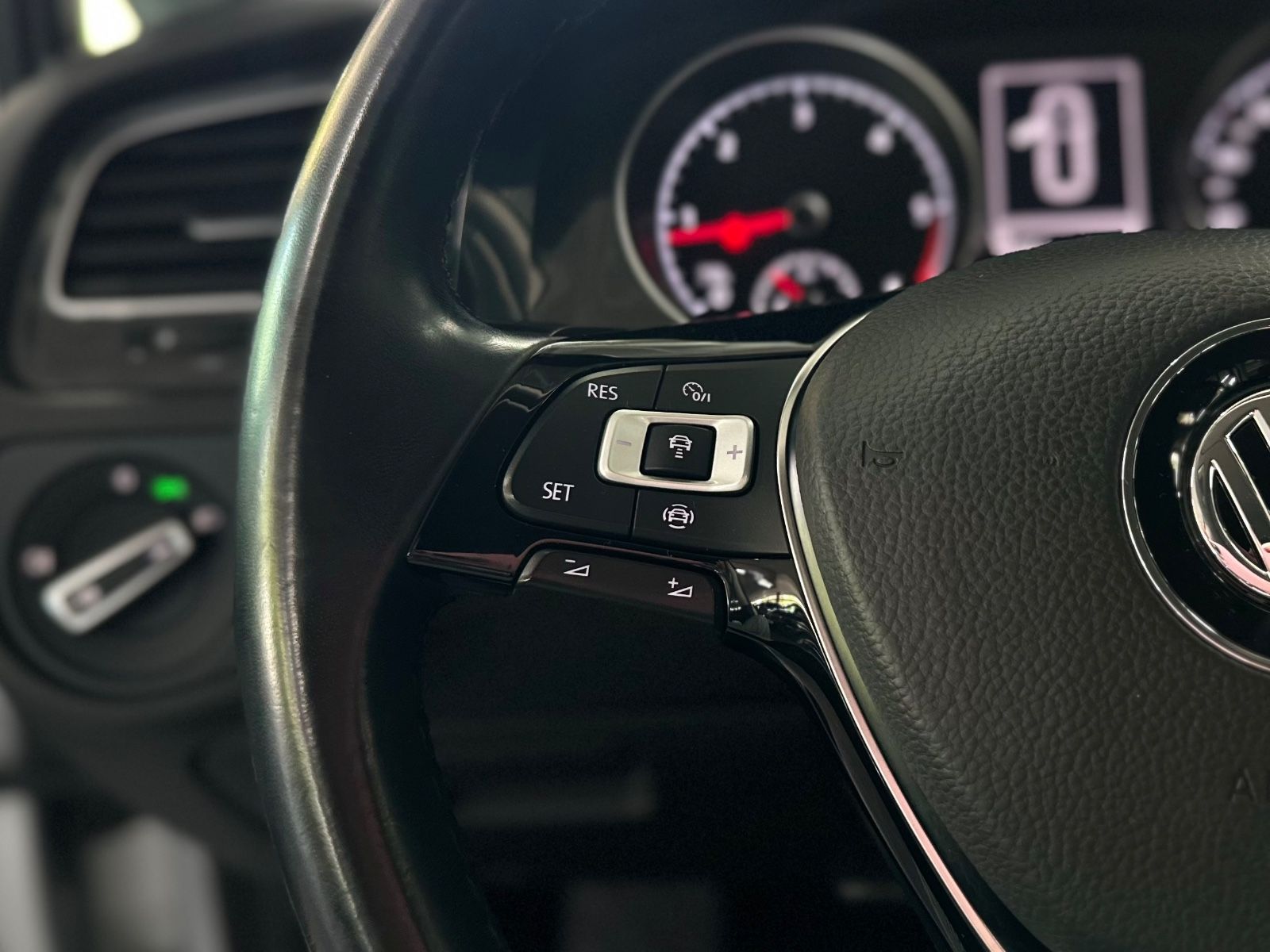Volkswagen Golf VII 2.0 TDI Var. Comfortline - Samsaru's Car Outlet