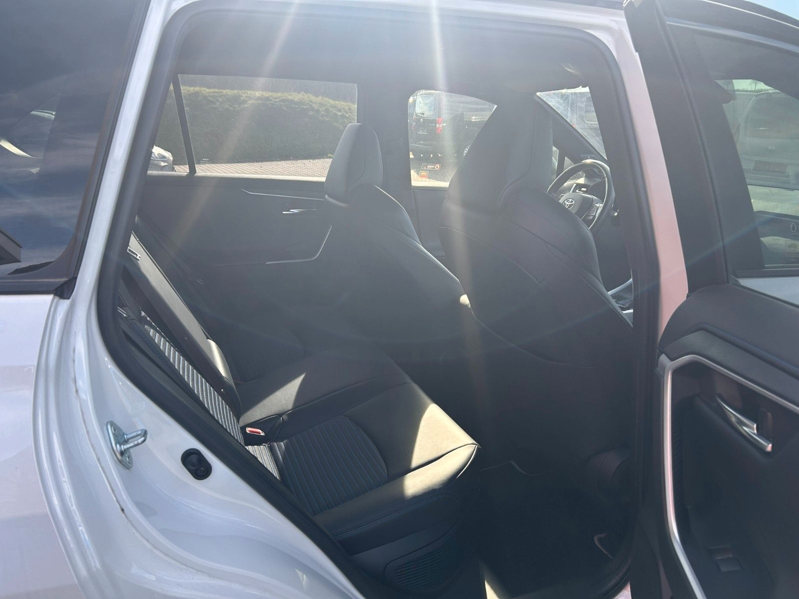 Toyota RAV4 Hybrid Style - Samsaru's Car Outlet