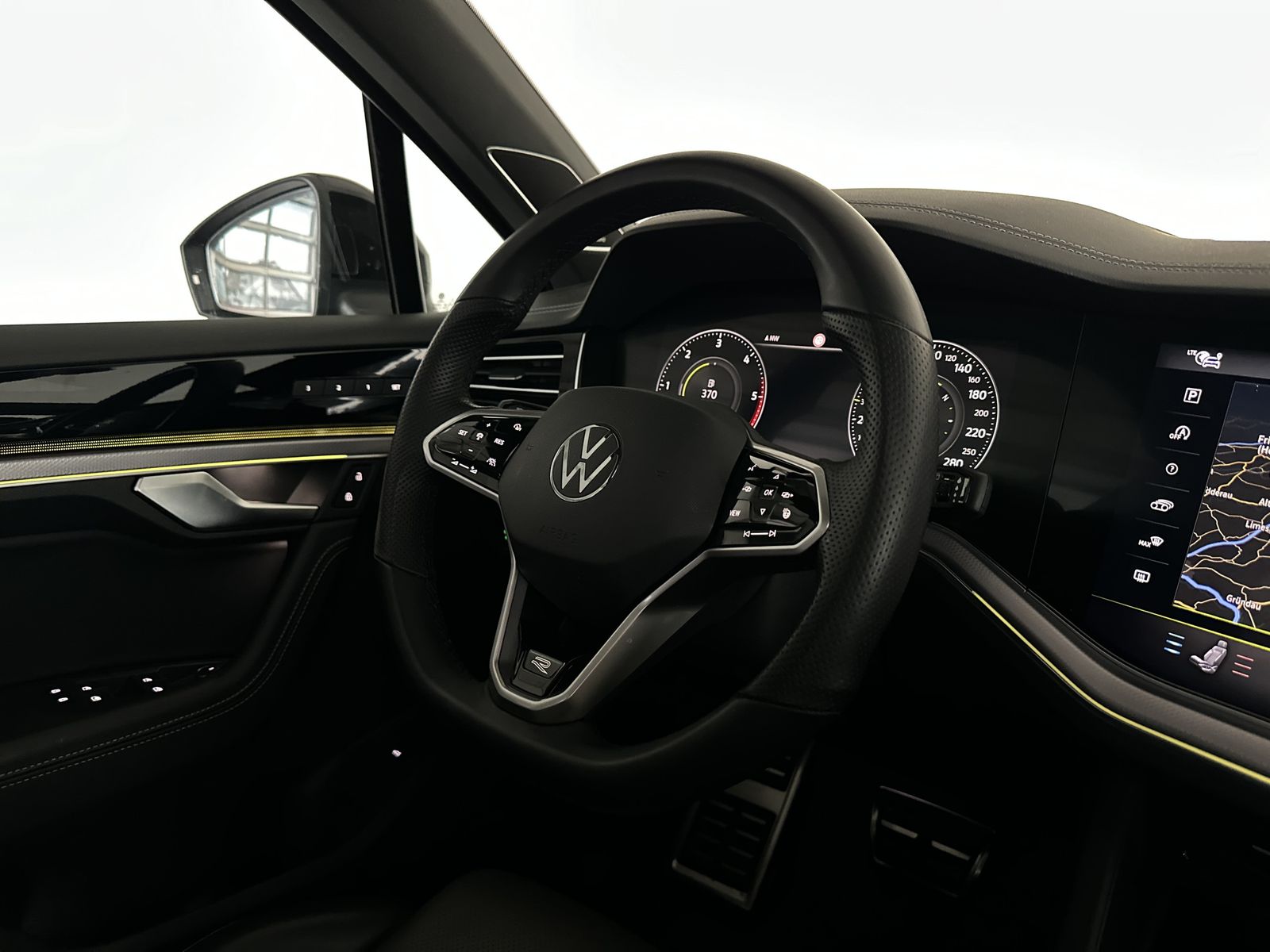 Volkswagen Touareg R-Line BLACK - Samsaru's Car Outlet