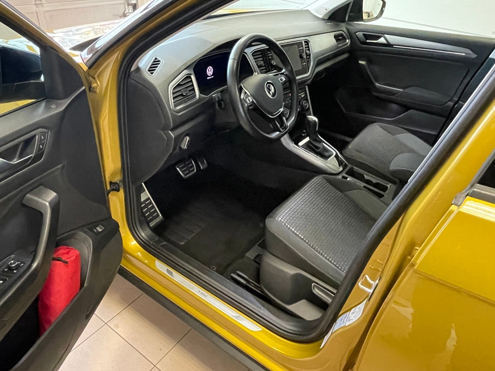Volkswagen T-Roc 1.5 TSI Active - Samsaru's Car Outlet