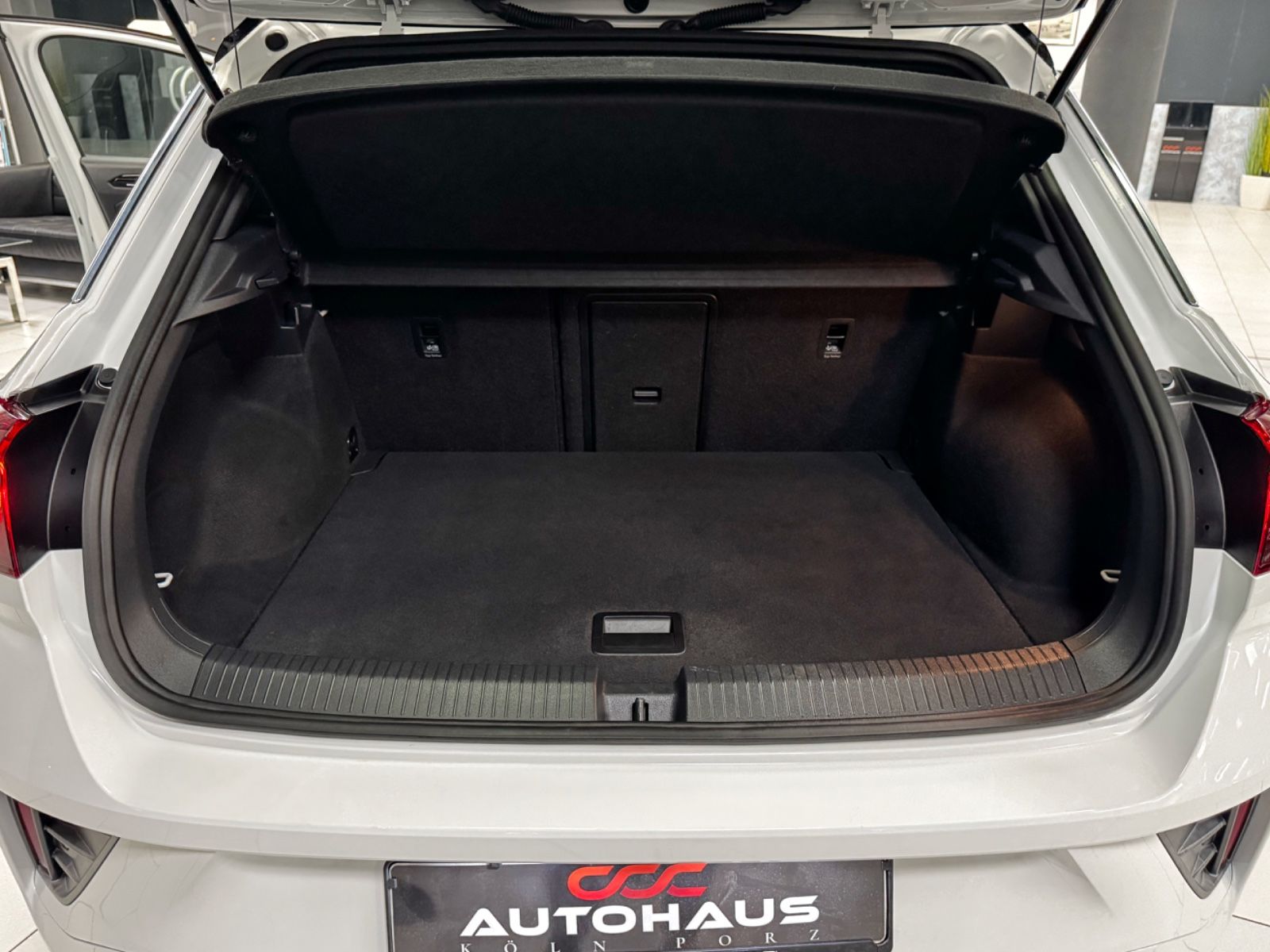 Volkswagen T-ROC 2.0TDI R-Line - Samsaru's Car Outlet