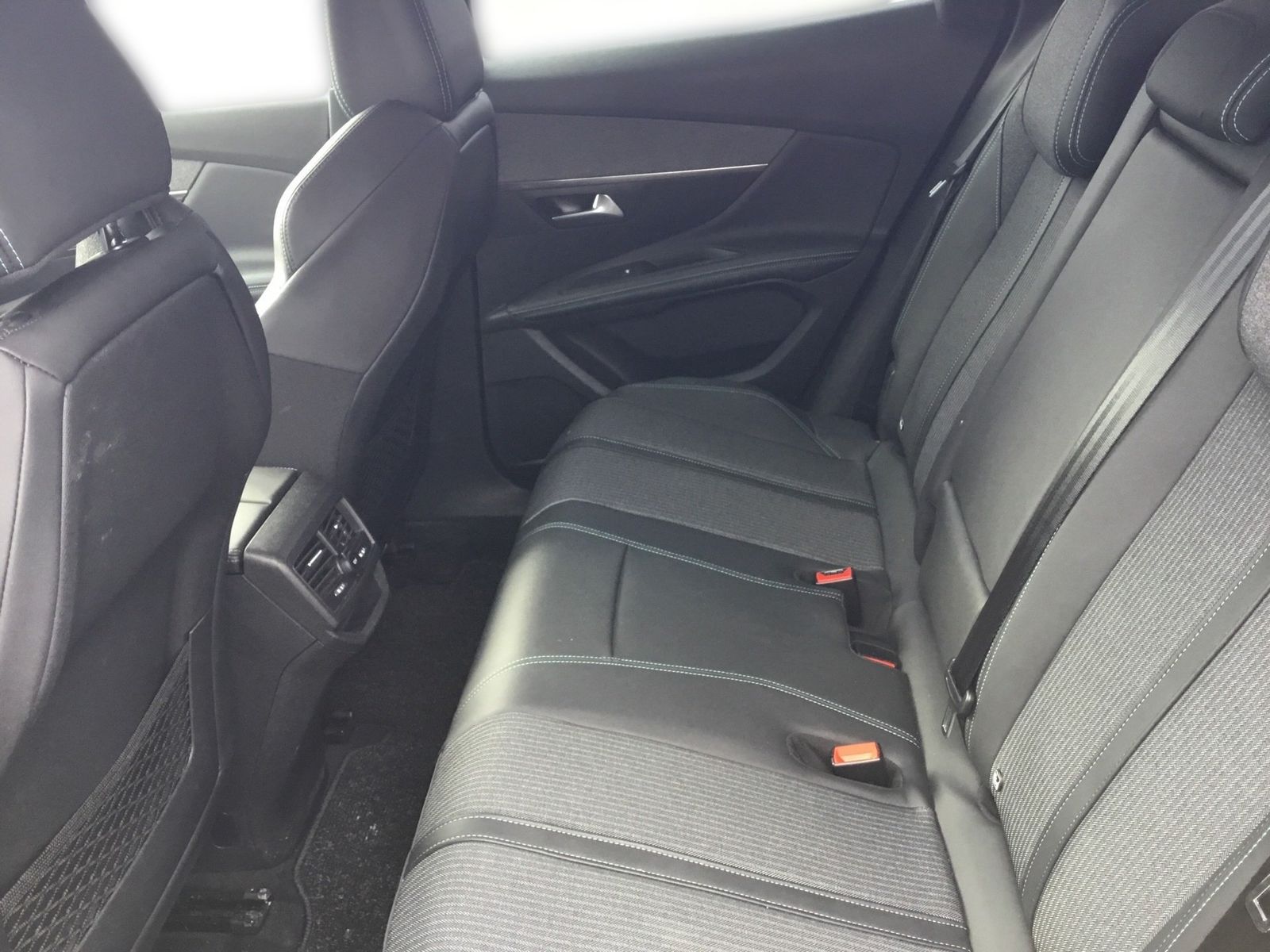 Peugeot 3008 Hybrid 225 (Plug-In) e-EAT8 Allure Pack AHK