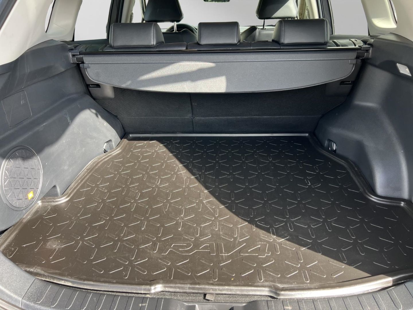 Toyota RAV 4 2.5 Hybrid Lounge - Samsaru's Car Outlet
