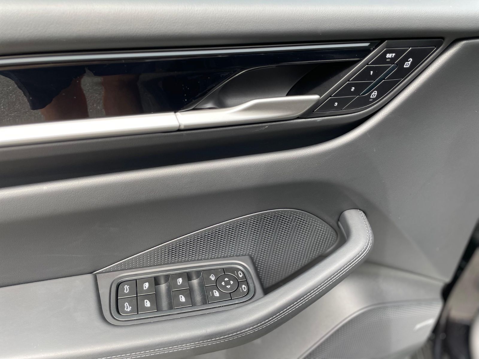 Porsche Macan 4 - Samsaru's Car Outlet
