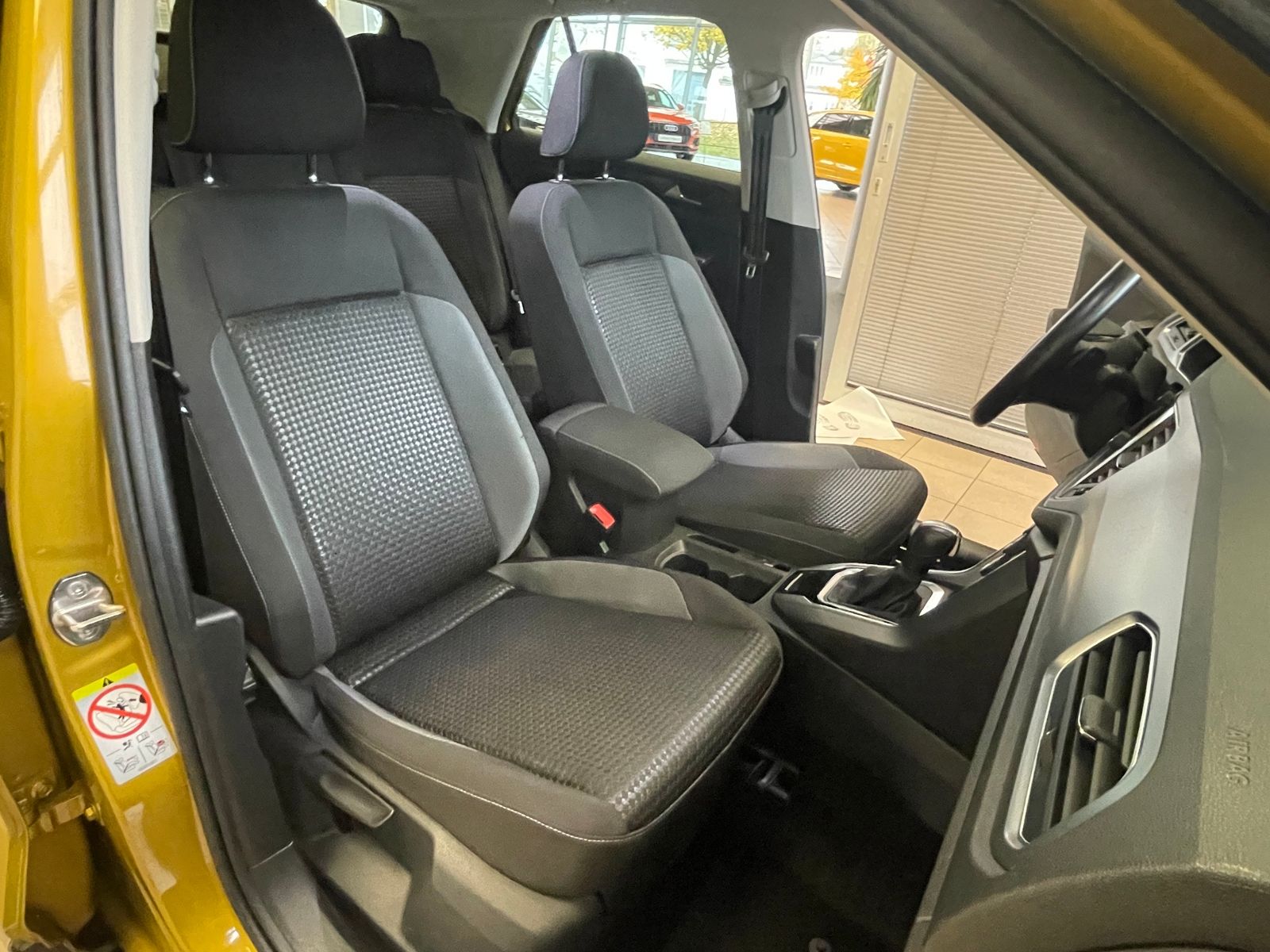 Volkswagen T-Roc 1.5 TSI Active - Samsaru's Car Outlet