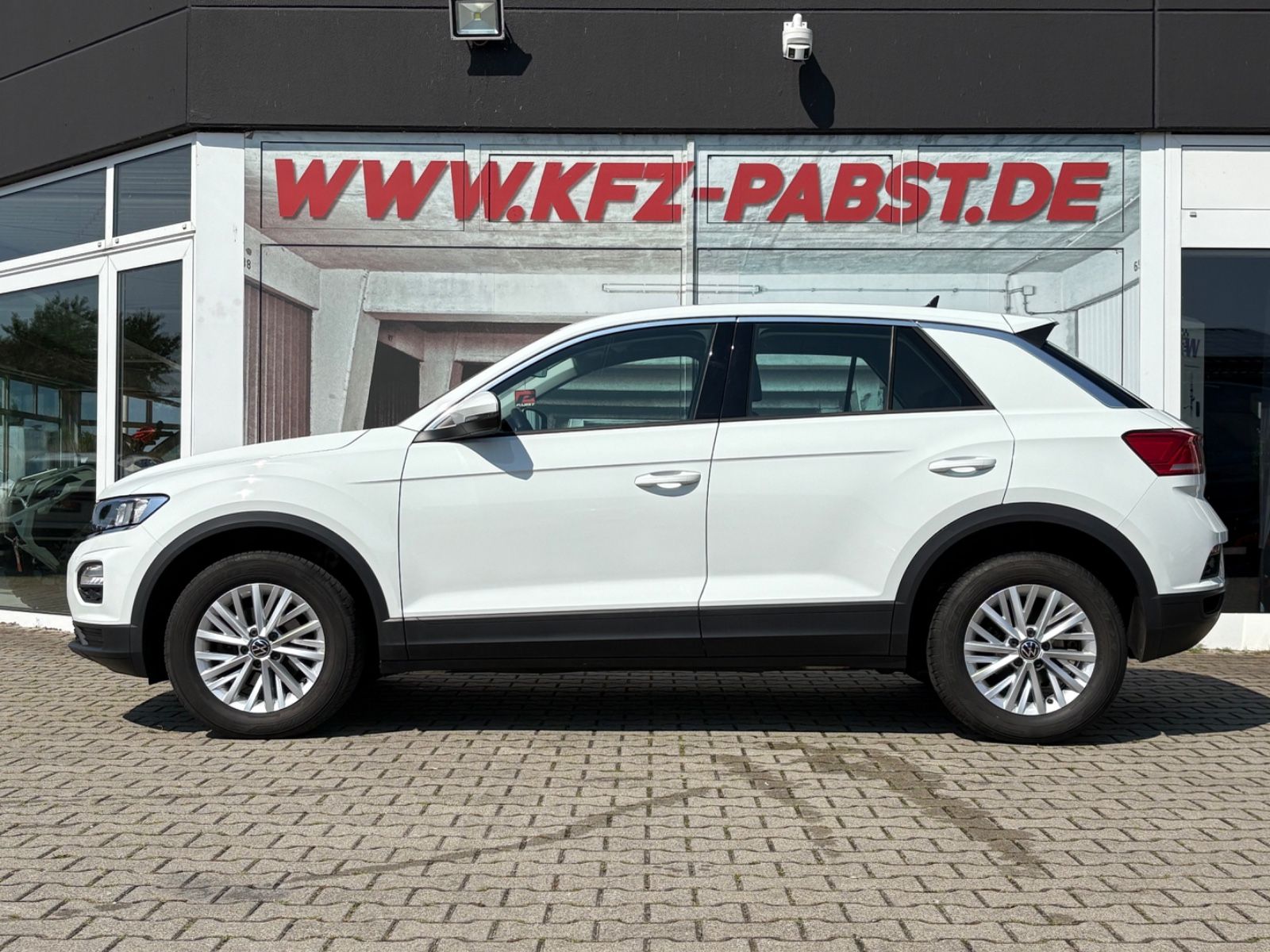 Volkswagen T-Roc - Samsaru's Car Outlet