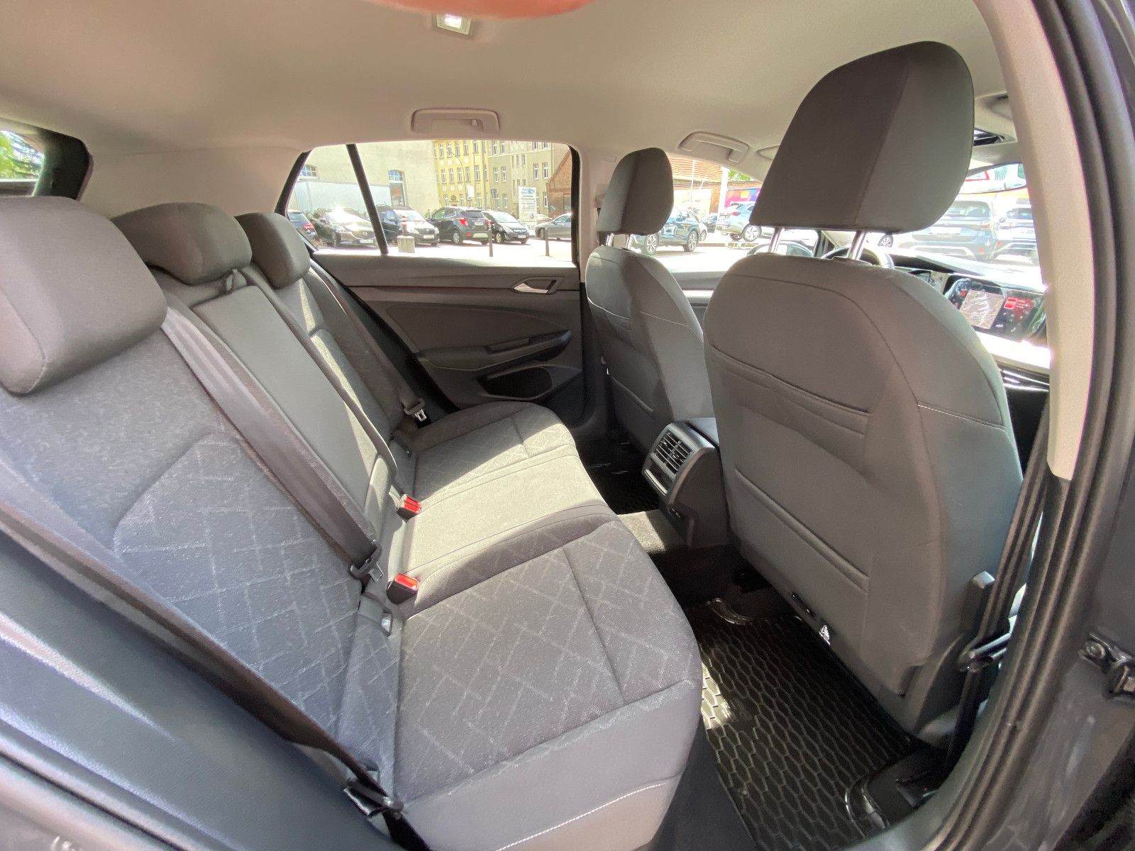 Volkswagen Golf VIII 1.5 eTSI DSG Life - Samsaru's Car Outlet