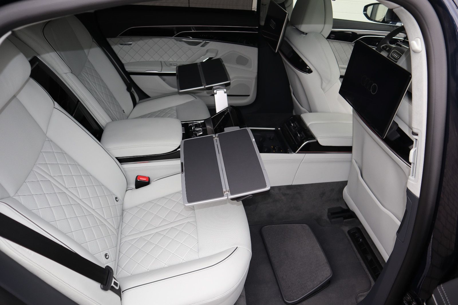 Audi A8L 60 TFSI e lang exclusive - Samsaru's Car Outlet
