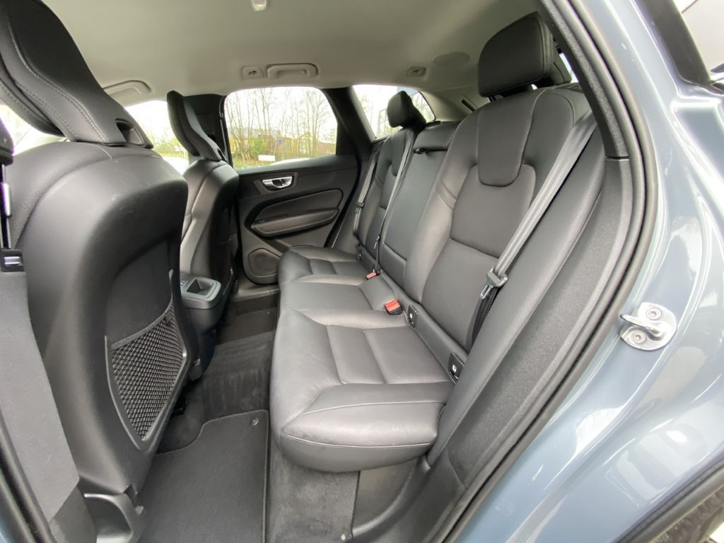 Volvo XC60 Plus Dark AWD B4 Diesel EU6d AHK digitales