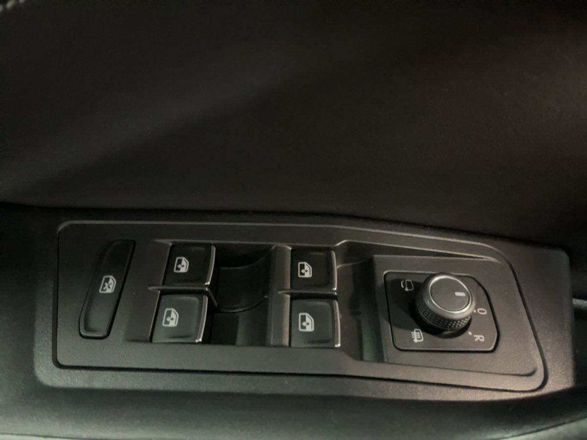 Volkswagen T-ROC 1.0 TSI R-Line - Samsaru's Car Outlet