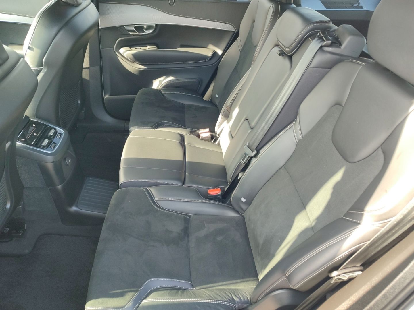 Volvo XC90 R Design Plug-In AWD 7-Sitzer AHK ACC Pano