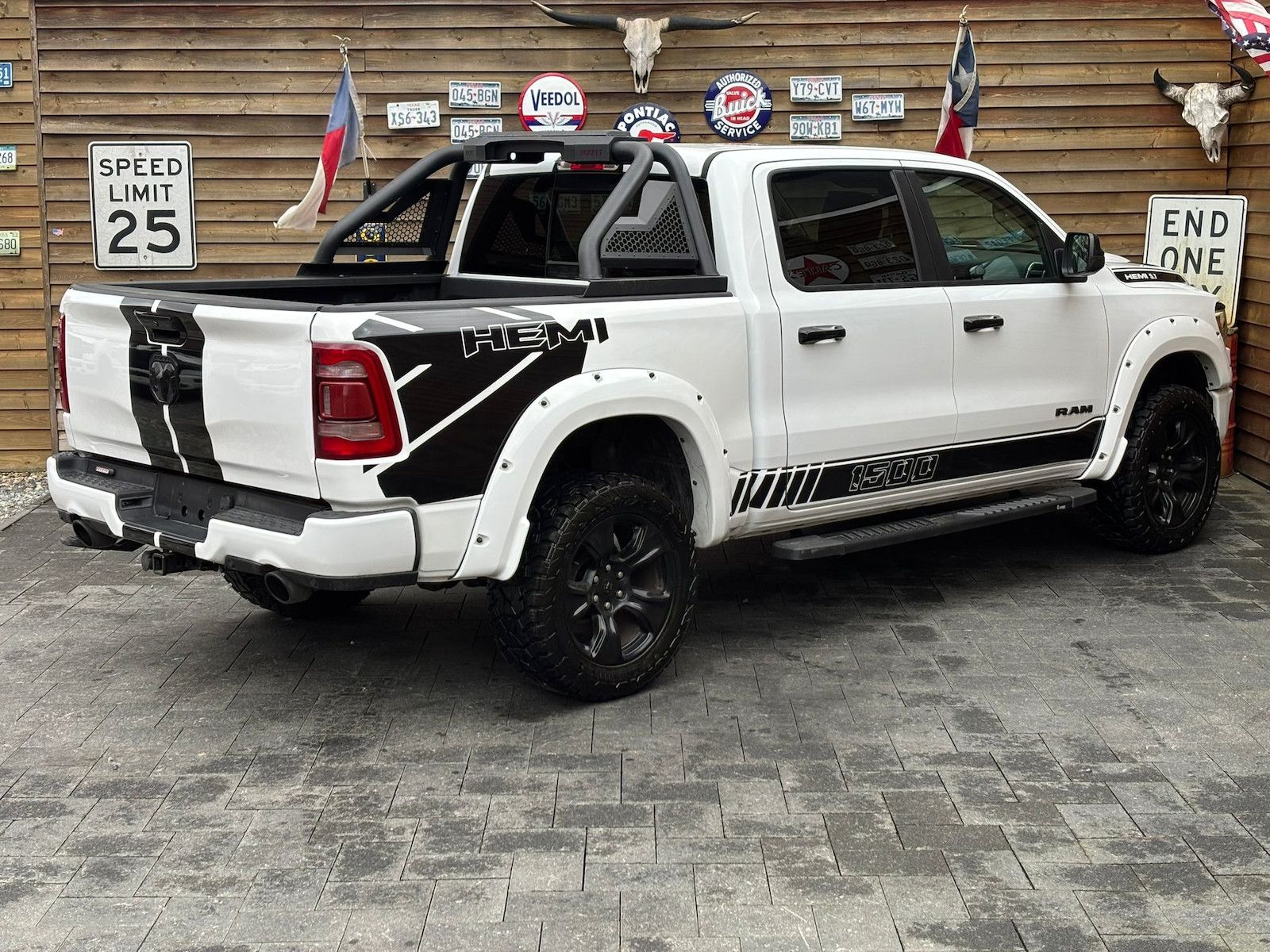 Dodge RAM 1500 Laramie 5,7L 4x4 AHK LPG12´´ Navi Bügel