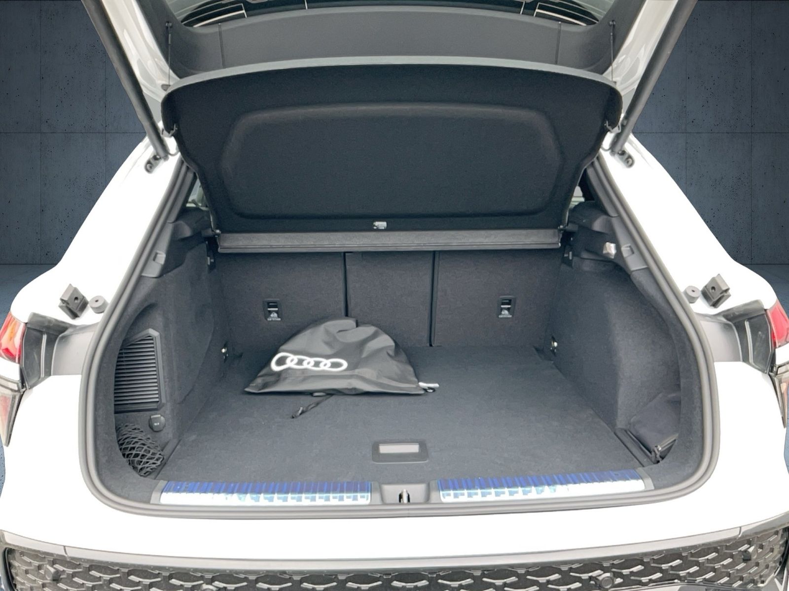 Audi Q3 SUV e-hybrid S tr. S line AHK PANO LED ACC Ca