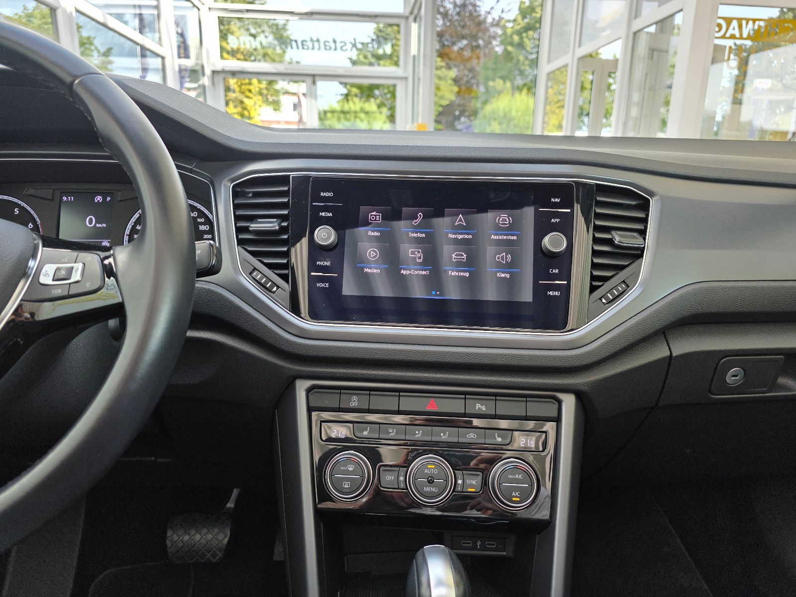 Volkswagen T-Roc Style - Samsaru's Car Outlet