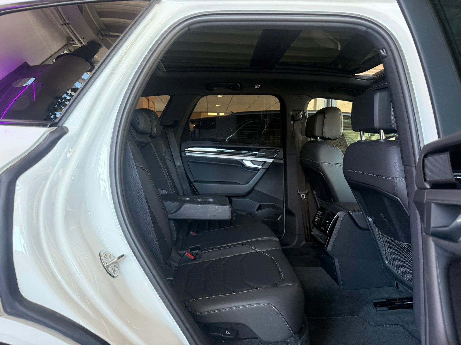 Volkswagen Touareg R-Line BLACK 3.0 TDI - Samsaru's Car Outlet