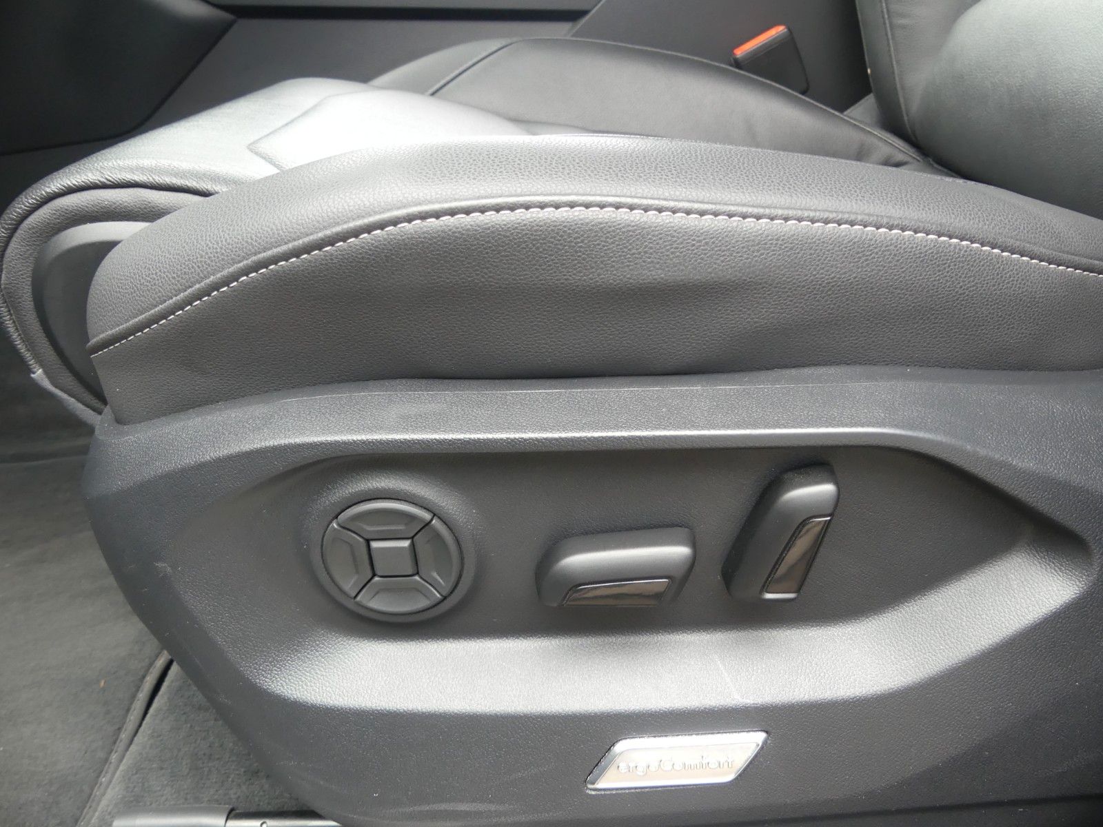 Volkswagen Touareg Elegance 4Motion - Samsaru's Car Outlet