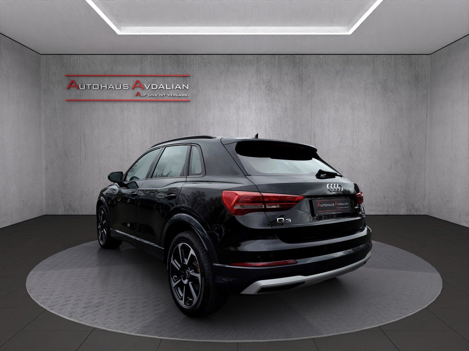Audi Q3 45 TFSI qu. advanced - Samsaru's Car Outlet