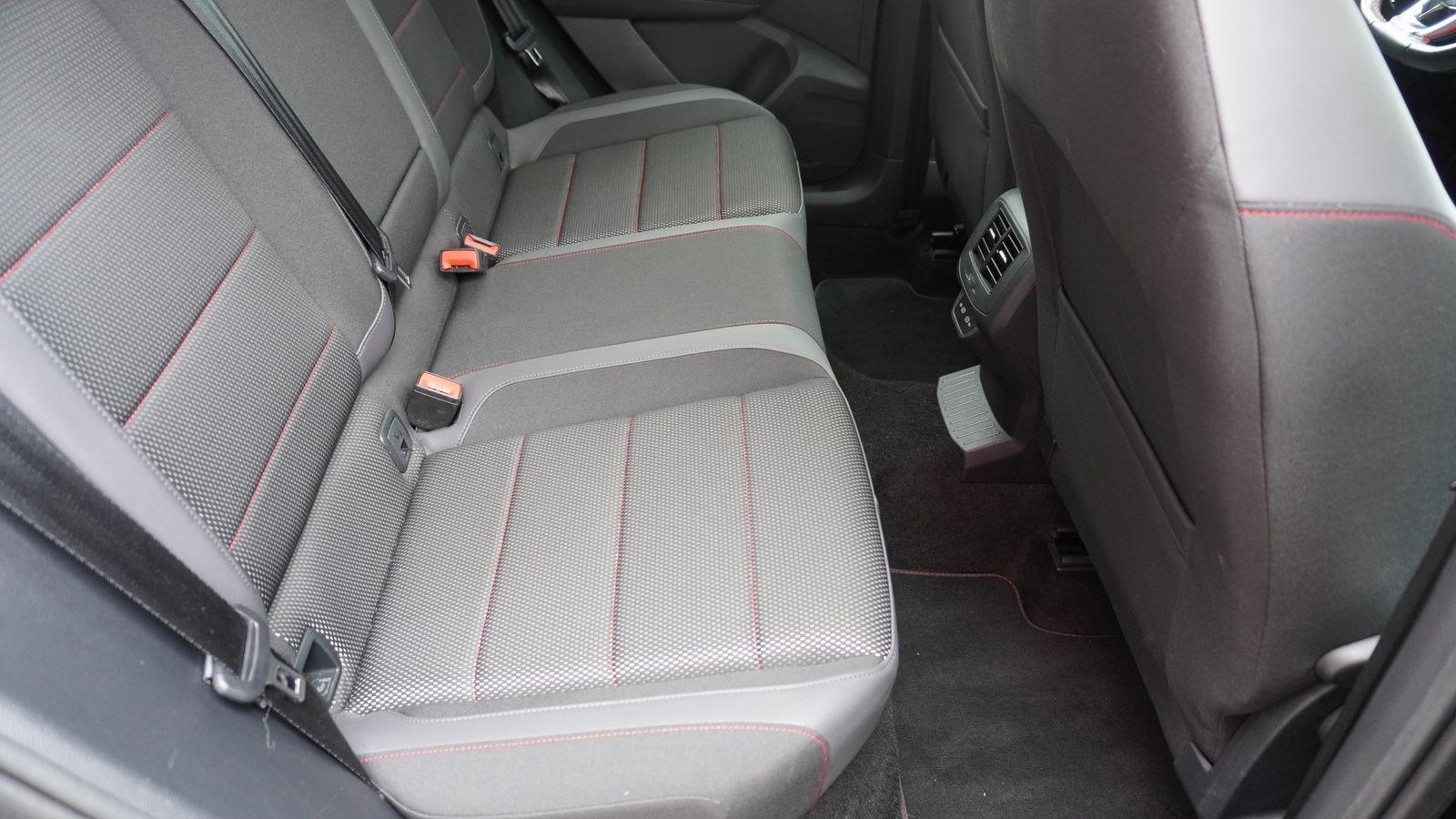 Volkswagen T-Roc 2.0 TDI R-Line - Samsaru's Car Outlet