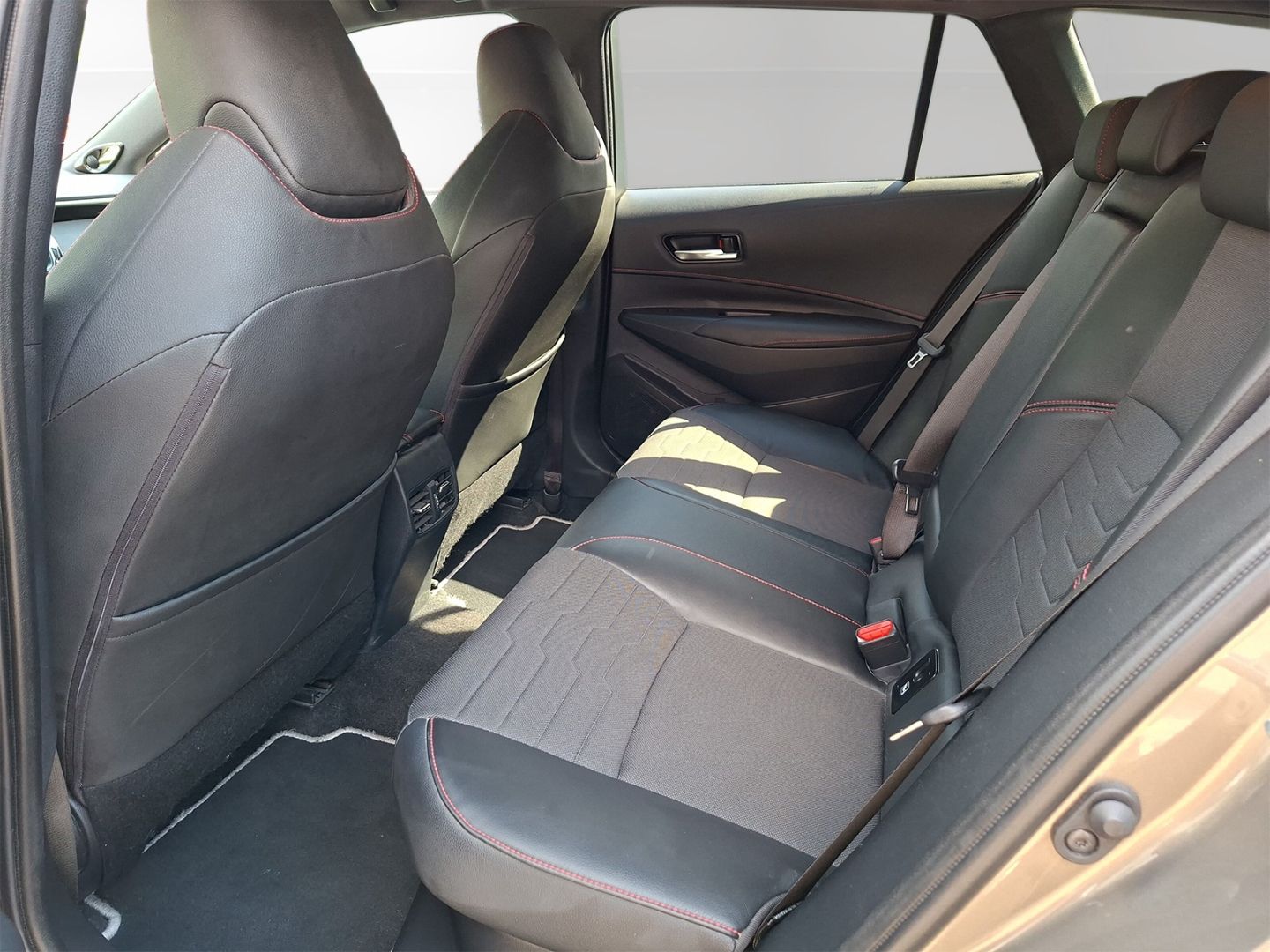 Toyota Corolla Touring Sports 2.0 Hybrid Lounge - Samsaru's Car Outlet