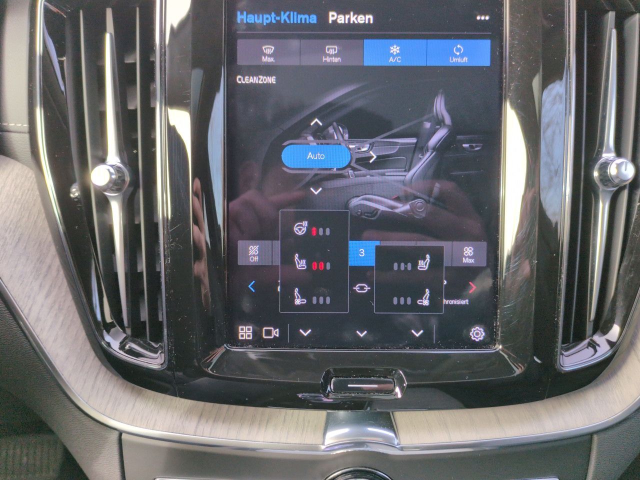 Volvo XC60 T8 Recharge Ultra Dark Plug-In Hybrid AWD