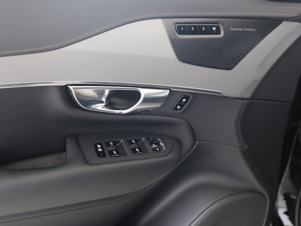 Volvo XC90 Recharge T8 Plus Dark - Samsaru's Car Outlet