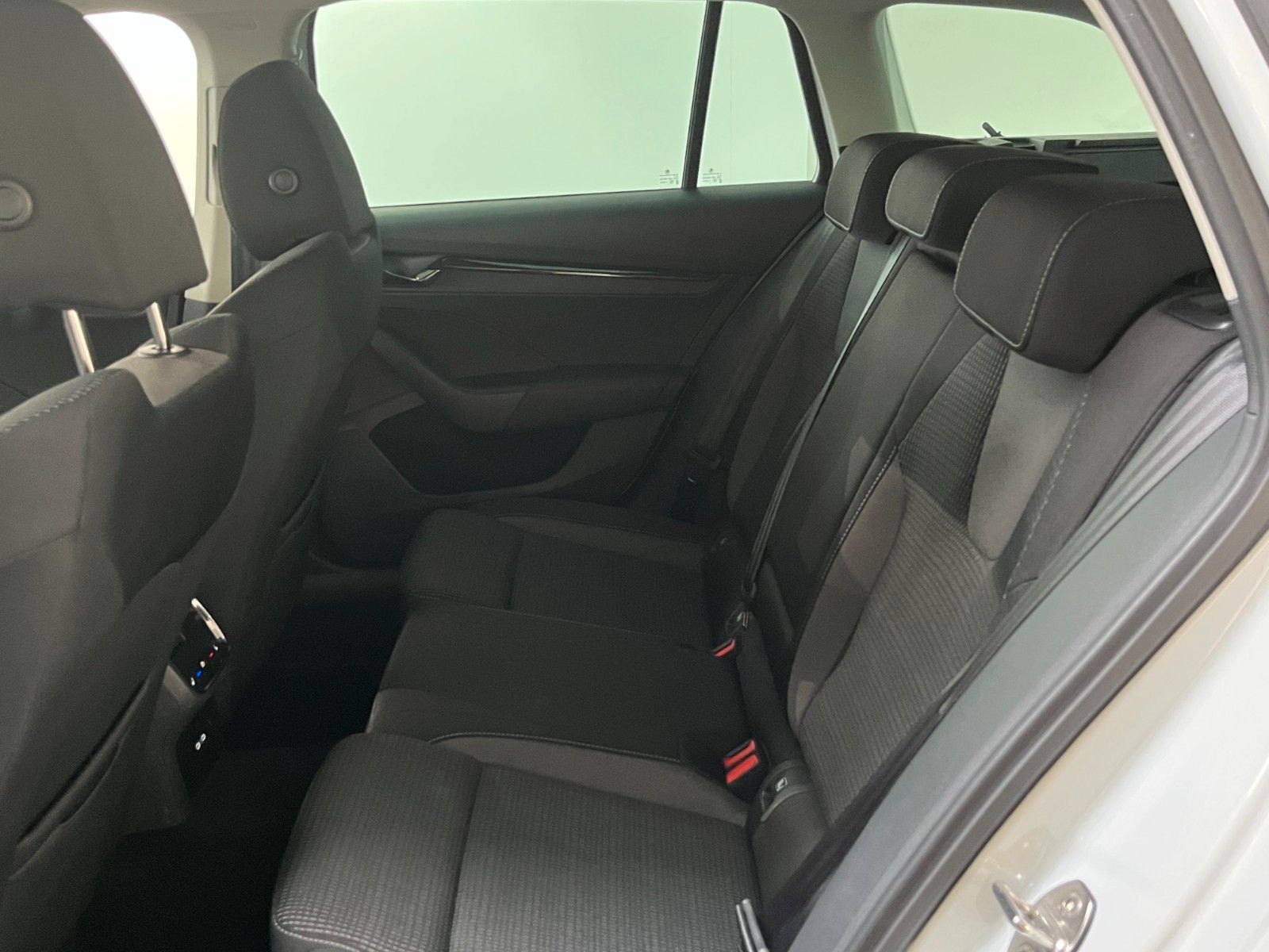 Skoda Octavia Combi 2.0 TDI DSG Ambition - Samsaru's Car Outlet