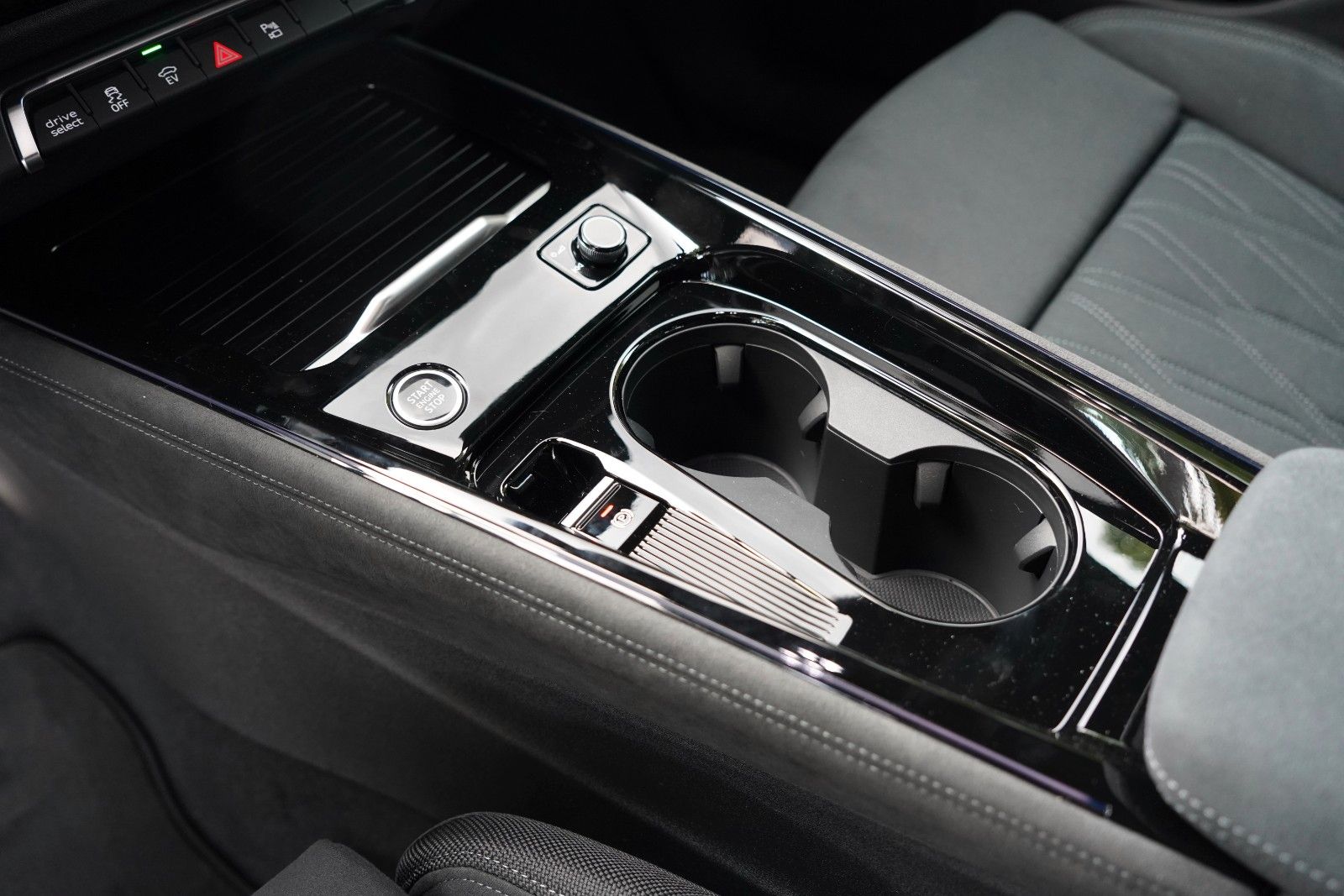 Audi Q3 SUV e-hybrid AHK S-LINE PANO TECH PRO MATRIX