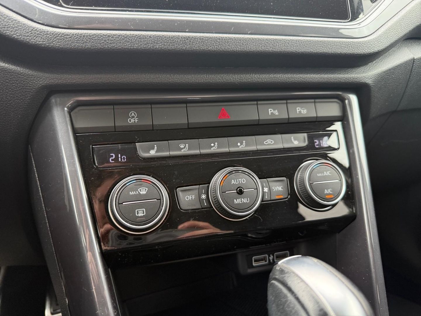 Volkswagen T-Roc IQ.DRIVE 1.5 TSI DSG - Samsaru's Car Outlet