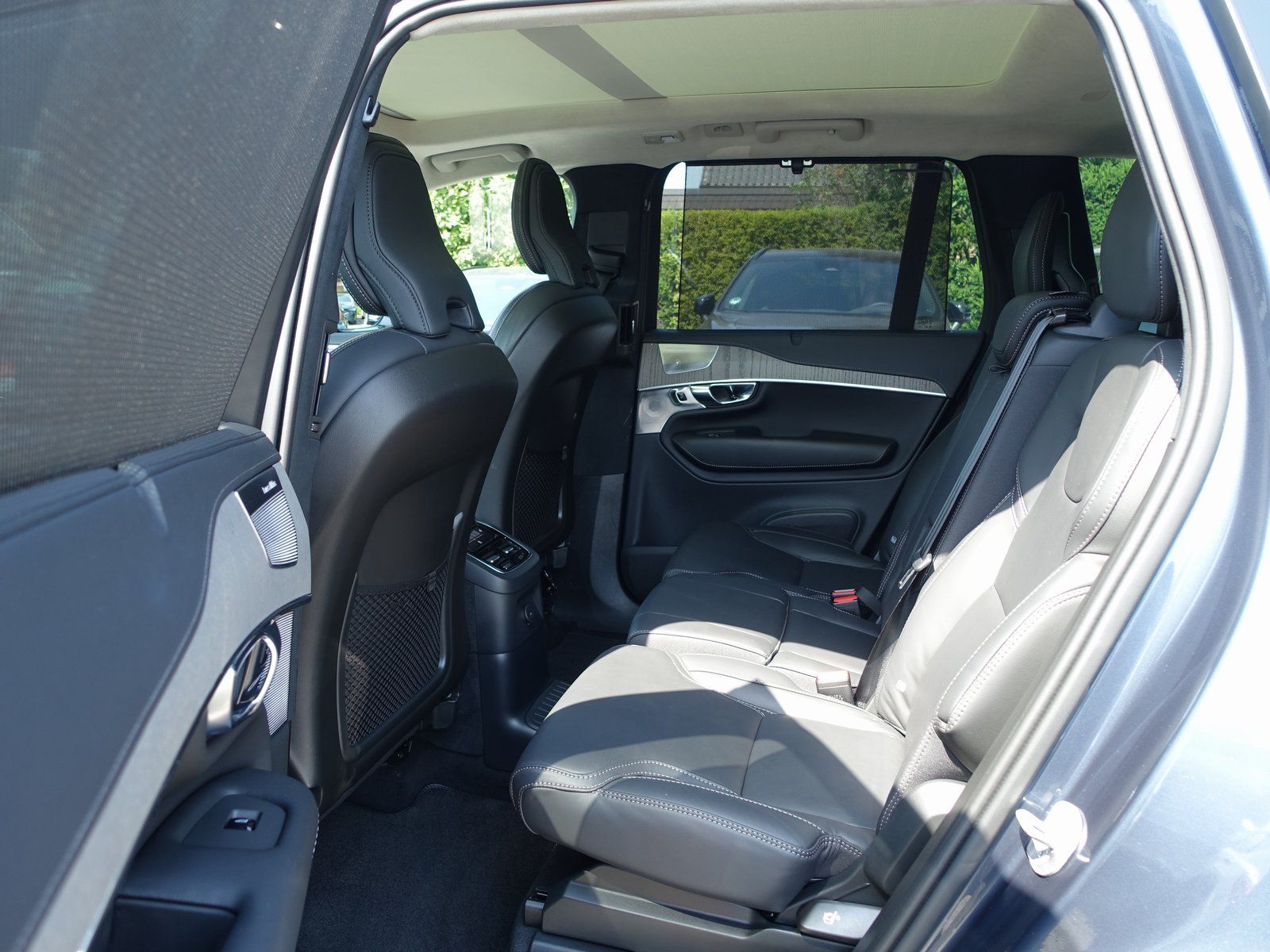 Volvo XC90 Ultra Dark T8 AWD Plug-in Hybrid - Samsaru's Car Outlet