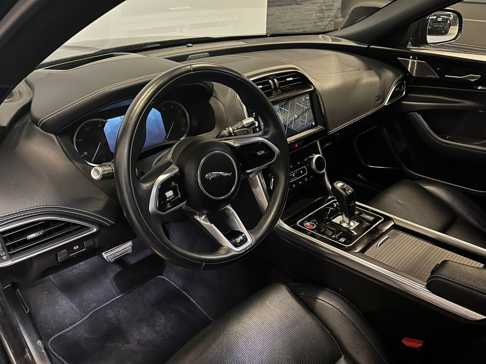 Jaguar XE P250 R-Dynamic Black *ACC-HuD-LED-360°*