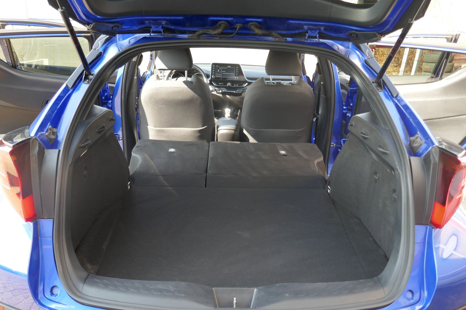 Toyota C-HR 2.0l Hybrid Team - Samsaru's Car Outlet