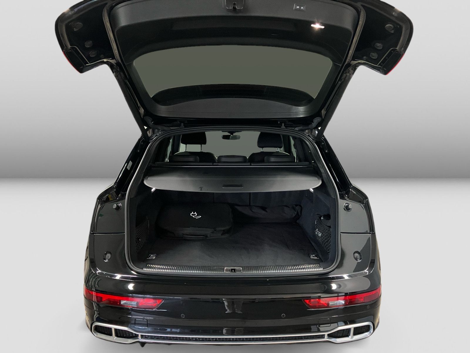 Audi Q5 55 TFSIe quattro S line - Samsaru's Car Outlet